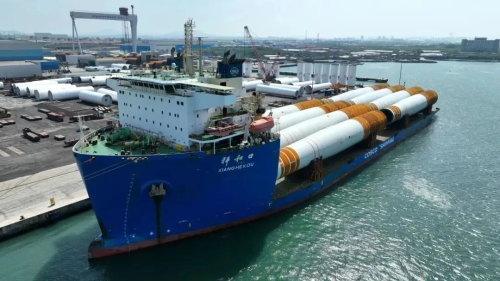 中远海运半潜船装运世界最大风电单桩出口欧洲1.png