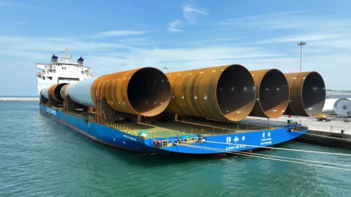 中远海运半潜船装运世界最大风电单桩出口欧洲2.png