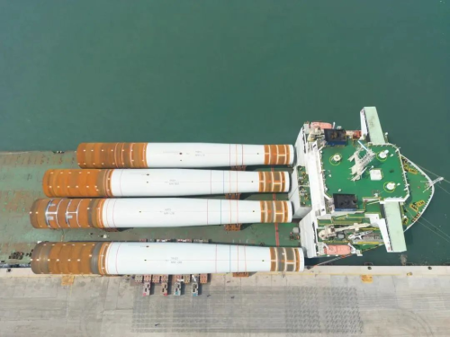 中远海运半潜船装运世界最大风电单桩出口欧洲3.png