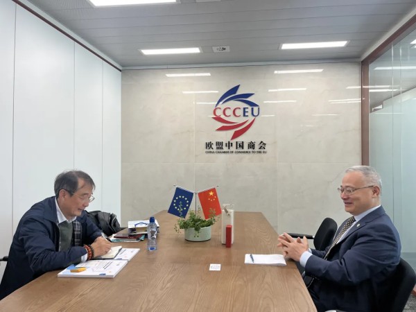 方东葵秘书长与复旦大学丁纯教授举行工作会谈1.jpg