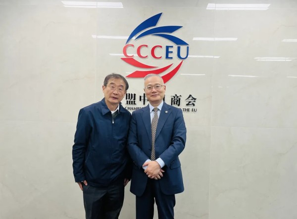 方东葵秘书长与复旦大学丁纯教授举行工作会谈2.jpg