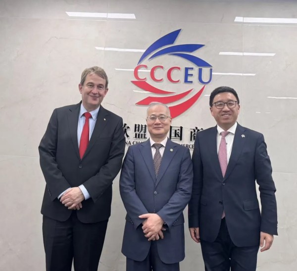 德国联邦经济发展和对外贸易协会主席舒曼来访商会1.jpg