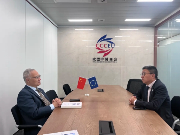 方东葵秘书长与汽车工作组主席张晖举行工作会谈1_副本.jpg