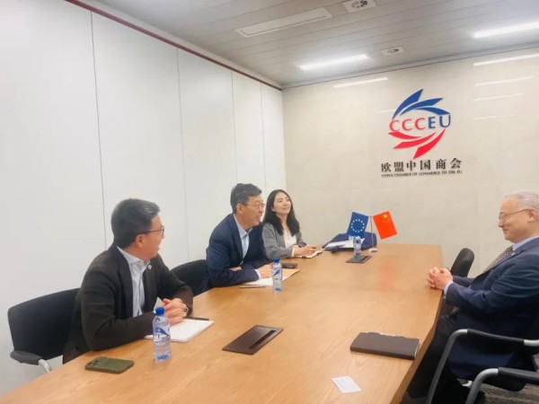 方东葵秘书长与车百会研究院理事长张永伟、商会汽车工作组主席张晖举行工作会谈1.jpg