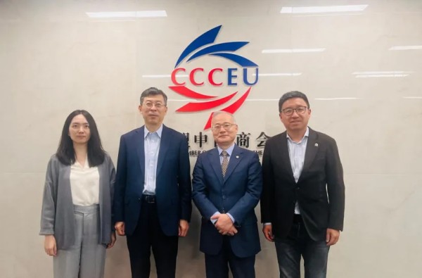 方东葵秘书长与车百会研究院理事长张永伟、商会汽车工作组主席张晖举行工作会谈2.jpg