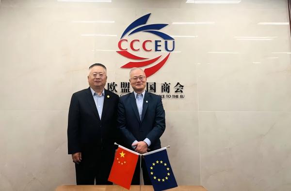 方东葵秘书长与中国机电商会副会长石永红举行工作会谈.jpg